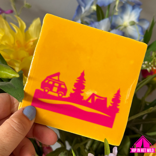 Tegeltje camping in geel met knal roze