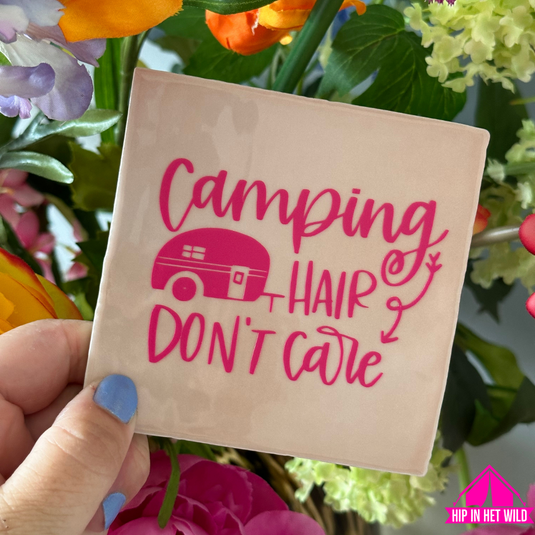 Tegeltje 'camping hair don't care' in mint met knal roze