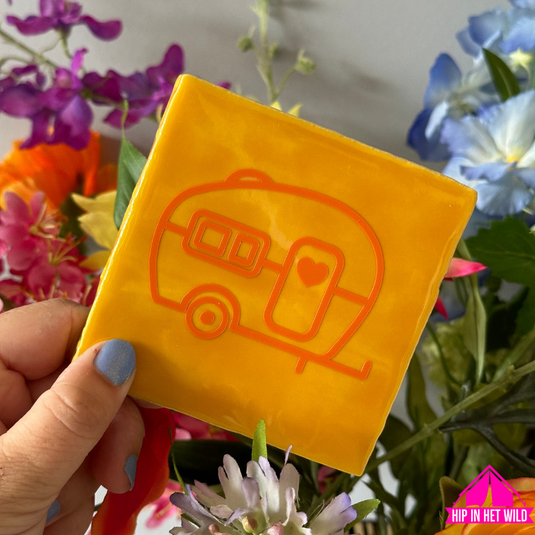Tegeltje geel met oranje caravan
