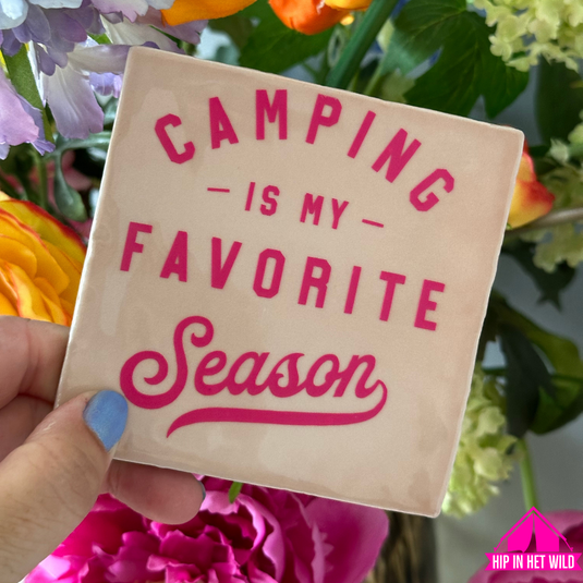 Tegeltje roze met roze tekst: 'Camping is my favorite season'