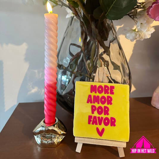 Tegeltje geel met roze ´More amor por favor´