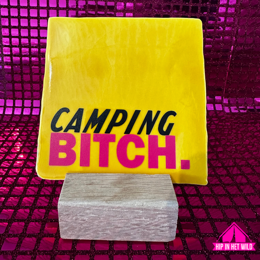 Tegeltje geel met tekst Camping Bitch