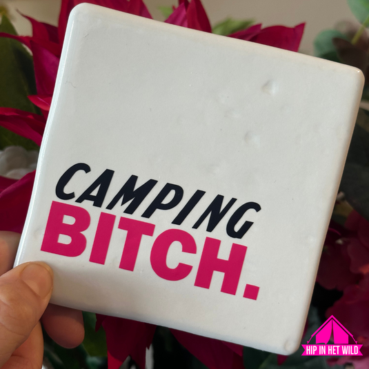Tegeltje wit met tekst Camping Bitch