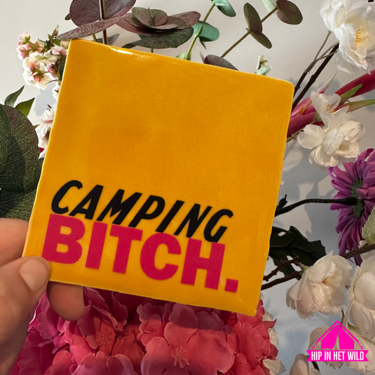 Tegeltje geel met tekst Camping Bitch