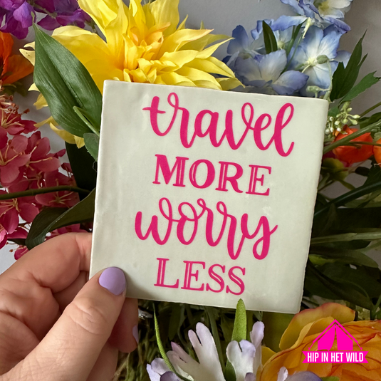 Tegeltje 'Travel more worry less' in mint met knal roze