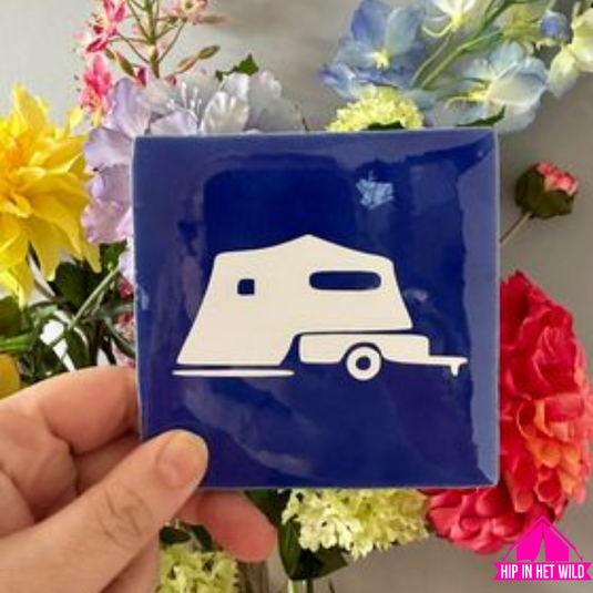 Tegeltje blauw met witte vouwwagen