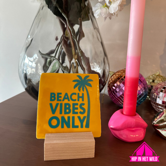 Tegeltje geel met ocean blue 'Beach Vibes Only'