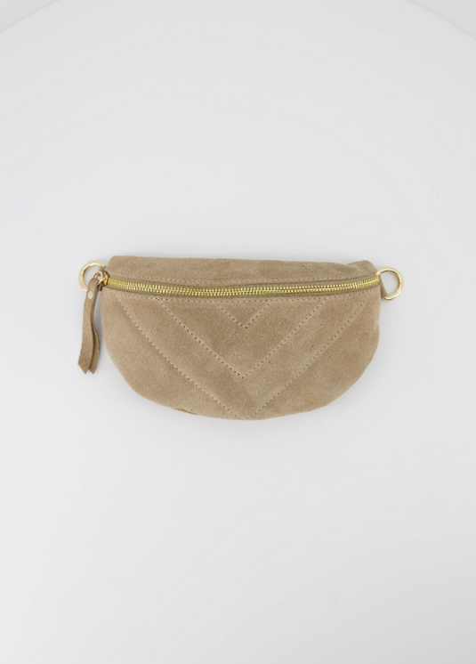 Suede heuptas in zand