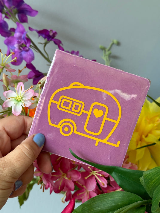 Tegeltje paars met gele caravan