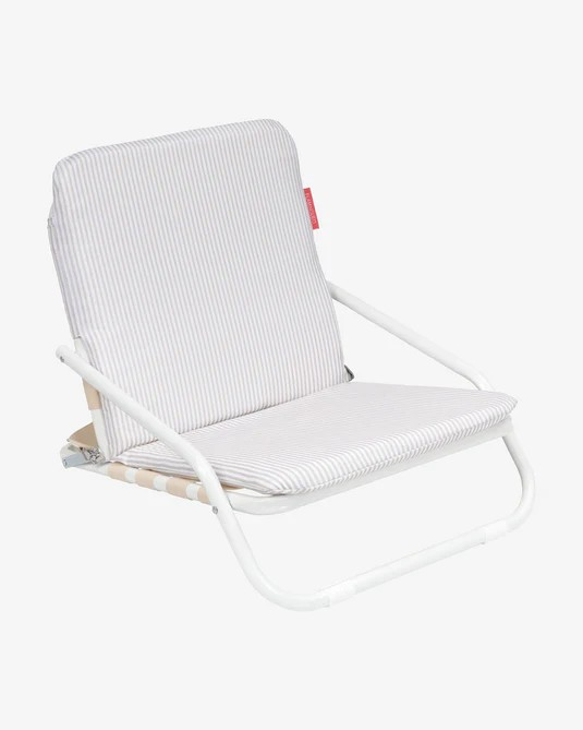 Beige gestreepte strandstoel