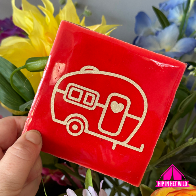 Tegeltje caravan in rood met glitter goud