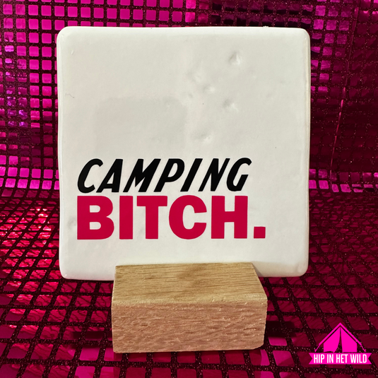 Tegeltje wit met tekst Camping Bitch