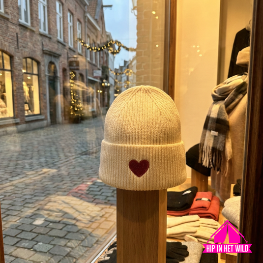 Beige muts met hartje