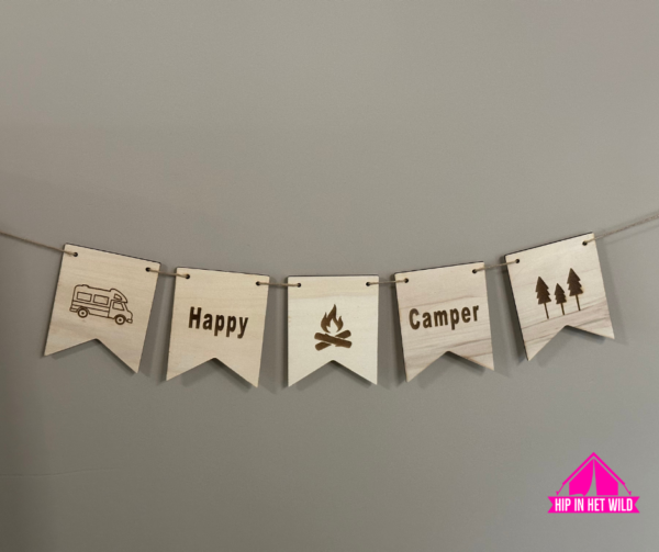 Afbeelding laden in Galerijviewer, Houten camping vlaggenlijn in camper of caravan print
