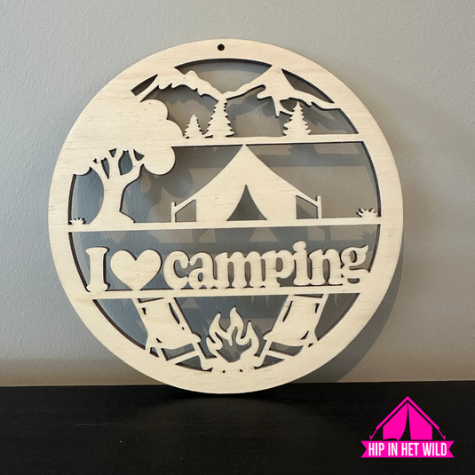 Houten camping cirkels met tekst en diverse afbeeldingen