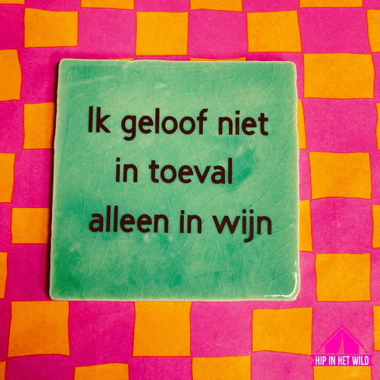 Tegeltje groen met tekst over 'Ik geloof niet in toeval'