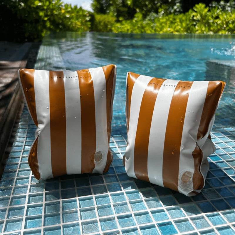 Afbeelding laden in Galerijviewer, Swim Essentials Zwembandjes Flow Bruin/Wit 0-2 jaar
