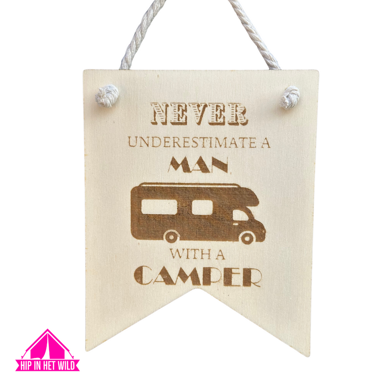 Afbeelding laden in Galerijviewer, Houten vaantje &quot;Never underestimate a man with a camper&quot;
