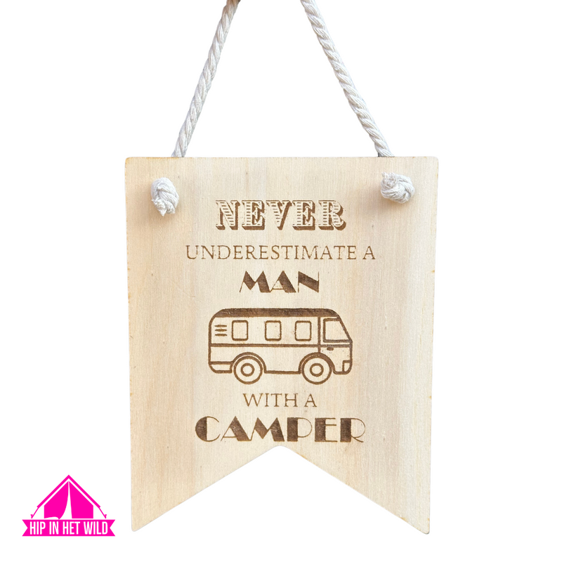 Afbeelding laden in Galerijviewer, Houten vaantje &quot;Never underestimate a man with a camper&quot;

