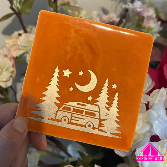 Tegeltjes Camper Van in bos met maan in 4 kleuren