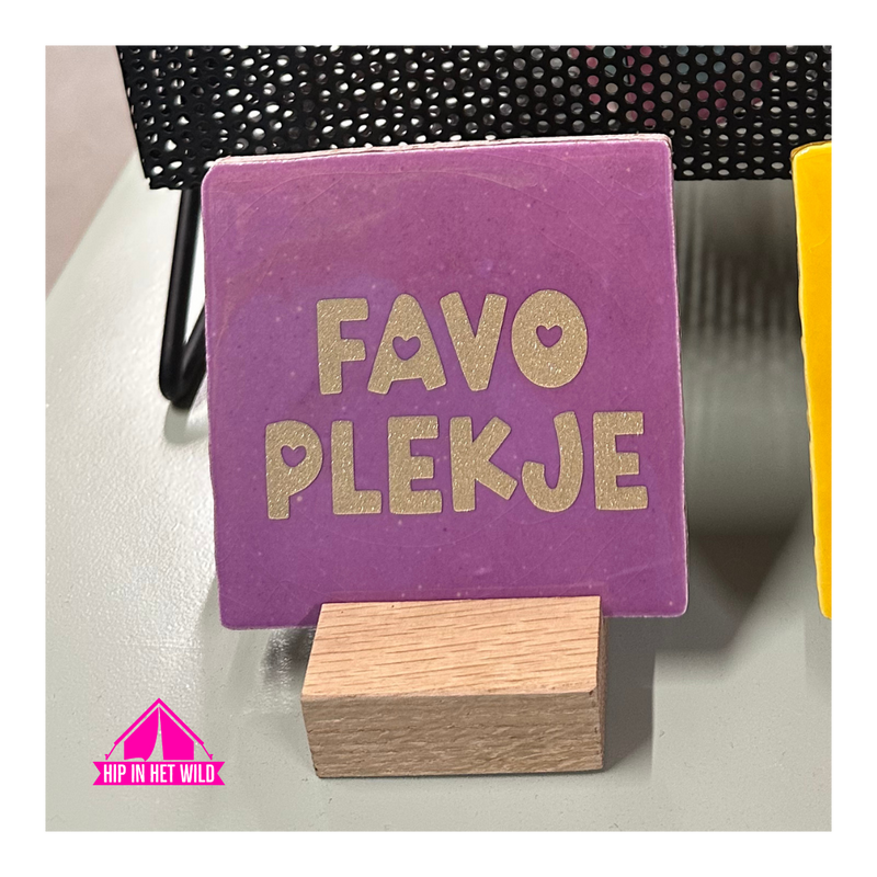 Afbeelding laden in Galerijviewer, Tegeltje paars met rosé gouden ´favo plekje´
