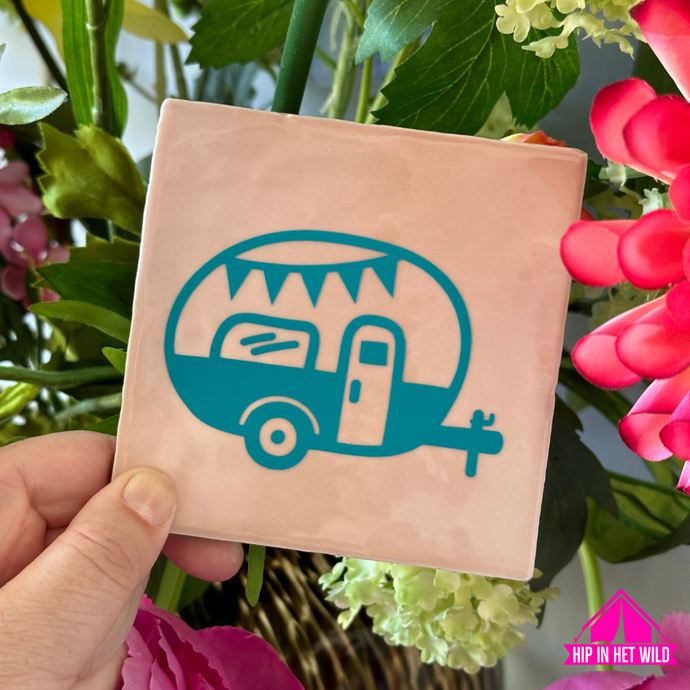 Tegeltje caravan met turquoise caravan