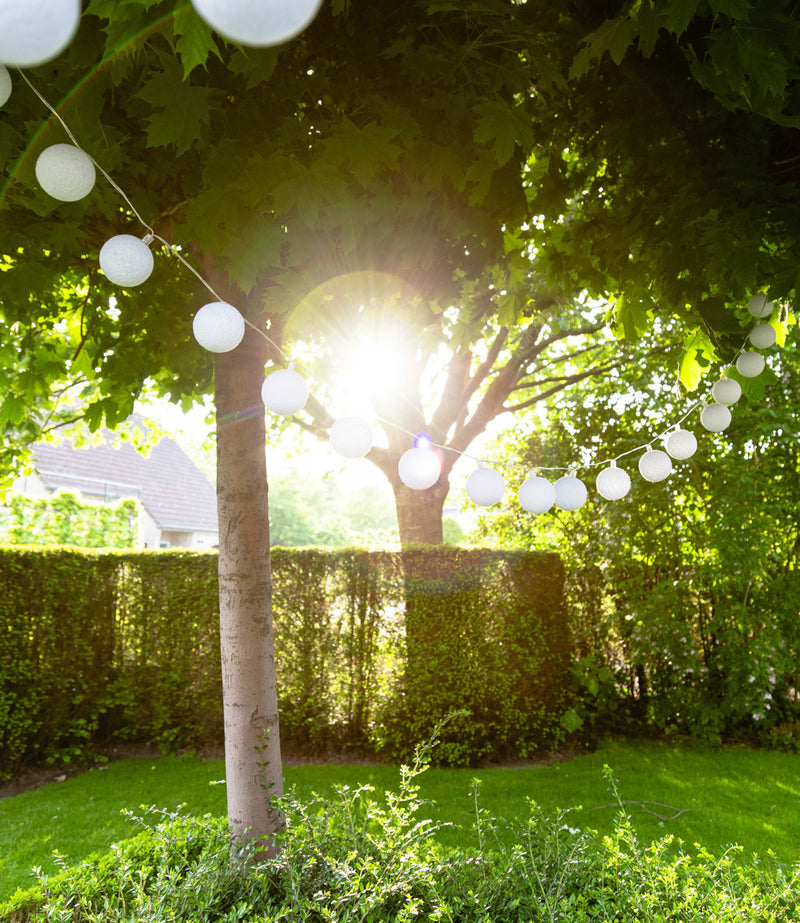 Afbeelding laden in Galerijviewer, Cotton Ball Lights - Buitenlichtslinger - Blanco
