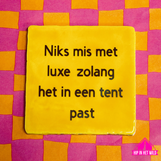 Tegeltje geel met tekst over Luxe kamperen