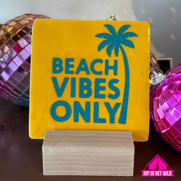 Tegeltje geel met ocean blue 'Beach Vibes Only'