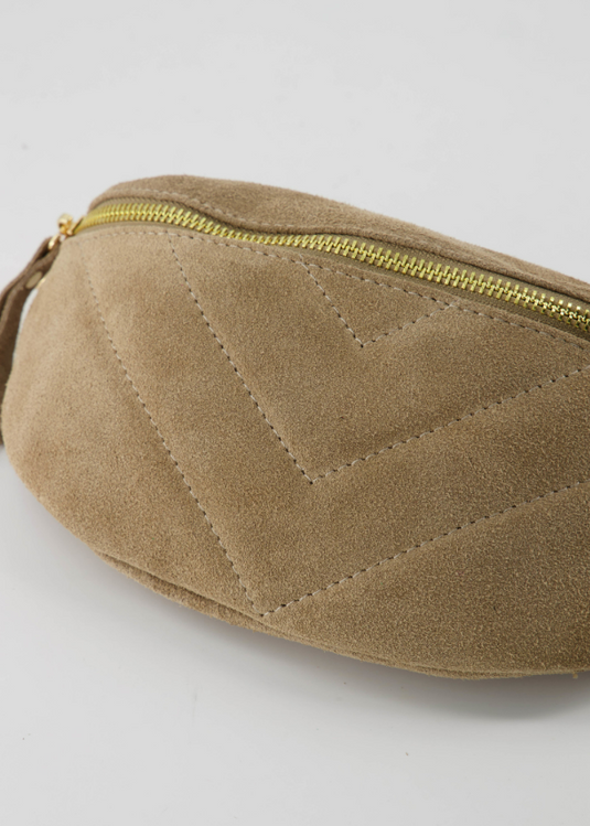 Suede heuptas in zand