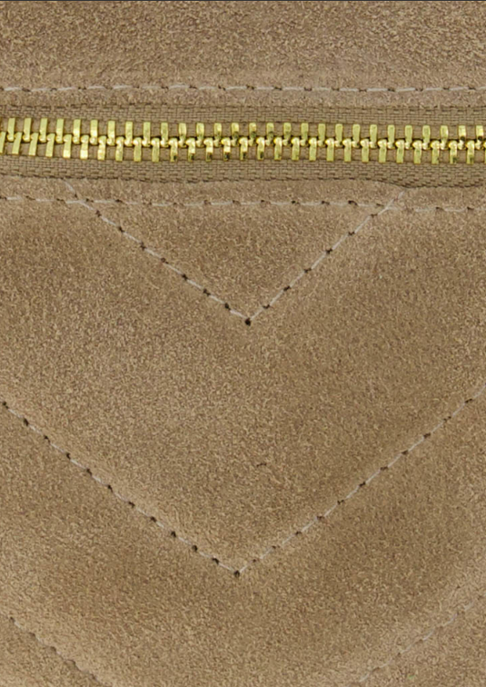 Suede heuptas in zand