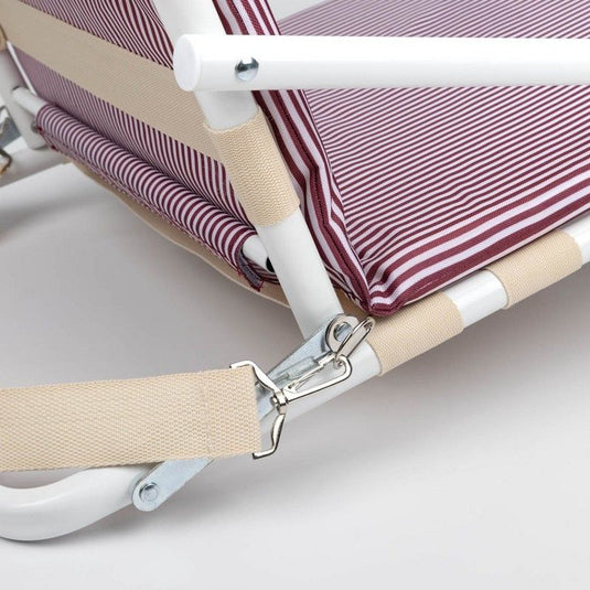 Maroon gestreepte strandstoel