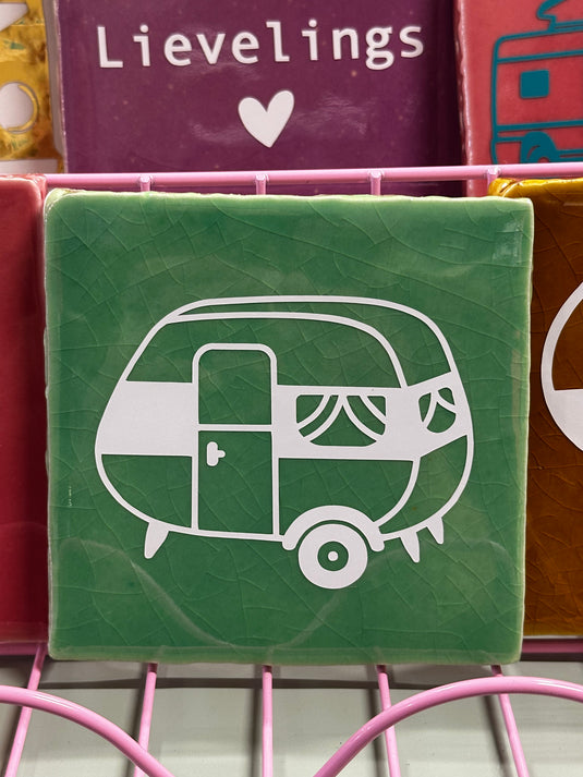Tegeltje groen met retro caravan