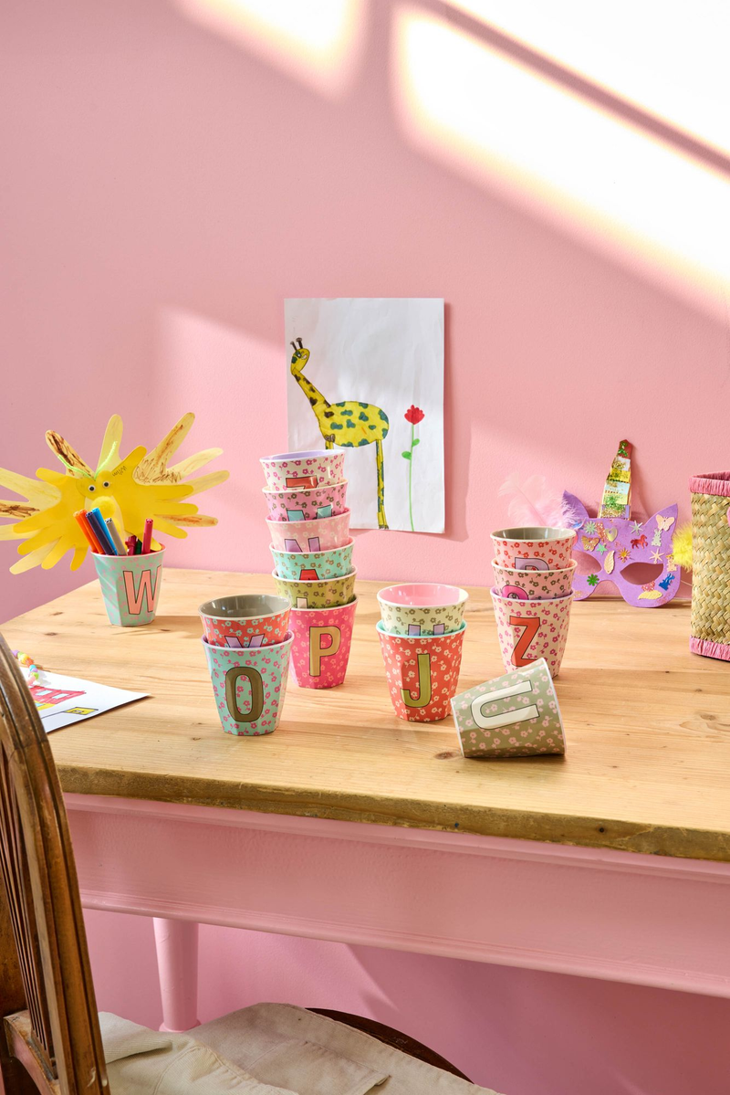 Afbeelding laden in Galerijviewer, Rice - Melamine Alfabetbekers Bloemen - Roze Tinten
