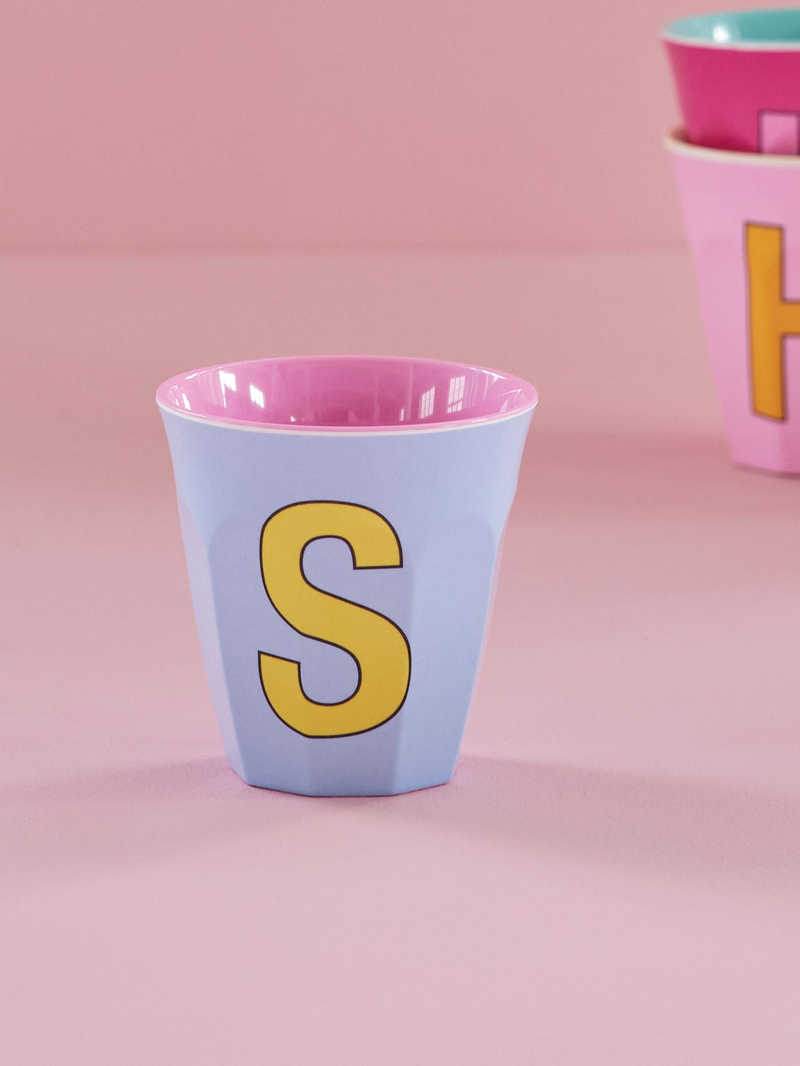 Afbeelding laden in Galerijviewer, Rice – Melamine Alfabetbeker – Zacht Blauw - Letter S
