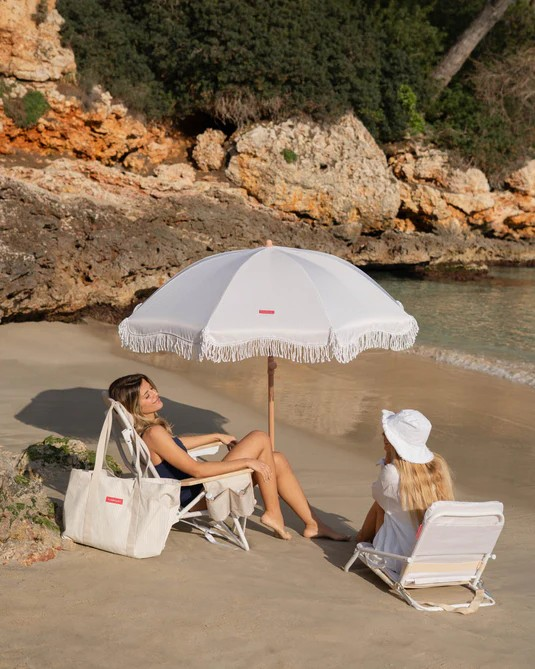 Beige gestreepte strandstoel
