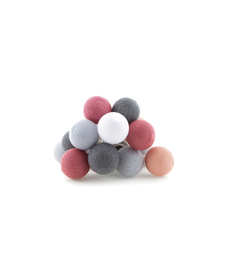 Afbeelding laden in Galerijviewer, Cotton Ball Lights – Buitenlichtslinger - Roza Viejo
