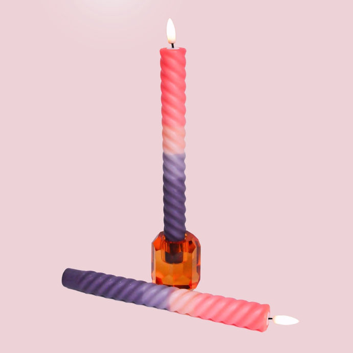 Led swirl kaars in paars met roze p.st.